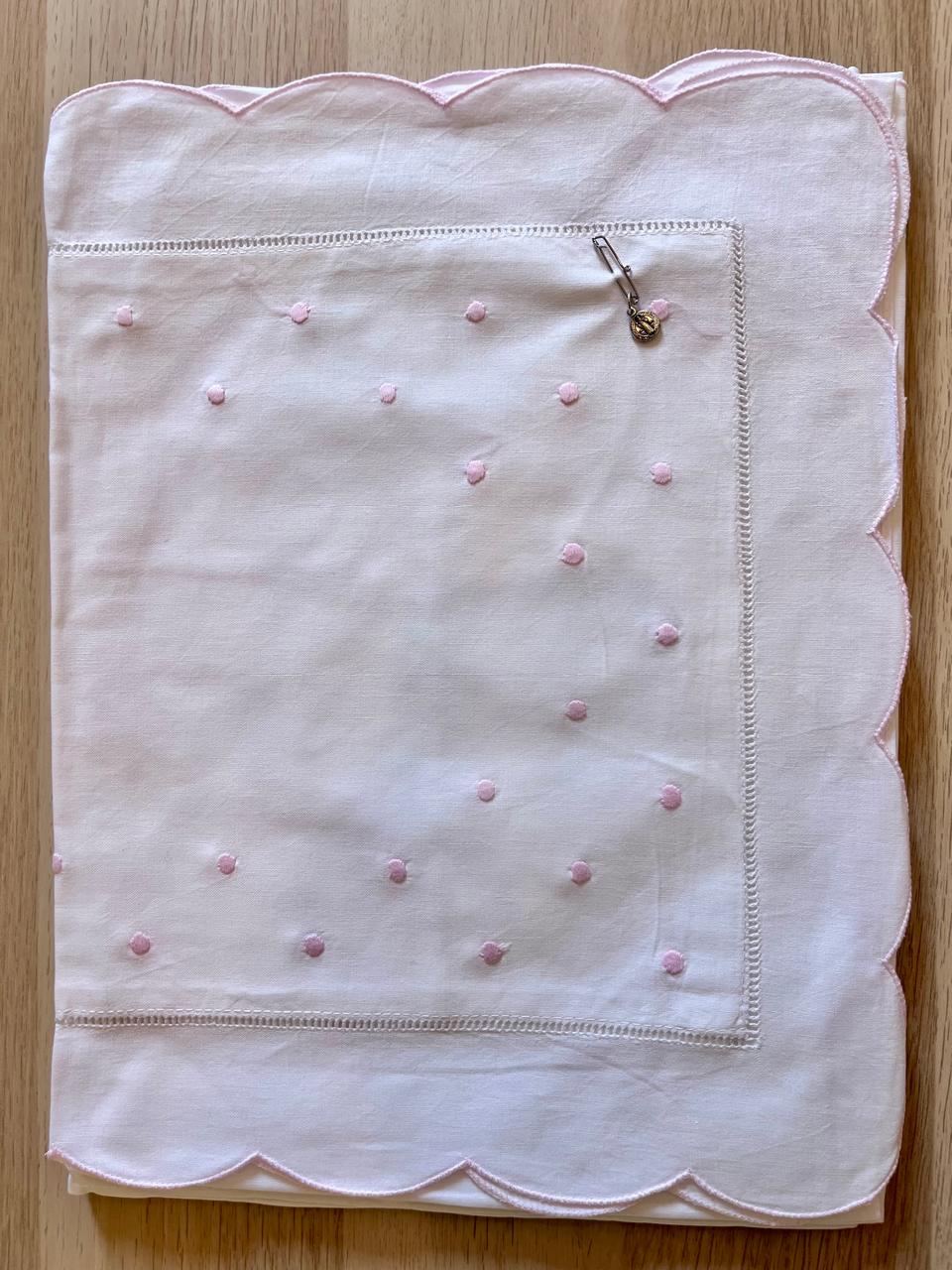 Sabanitas para Cunita o Moisés con detalle de medallita de San Benito