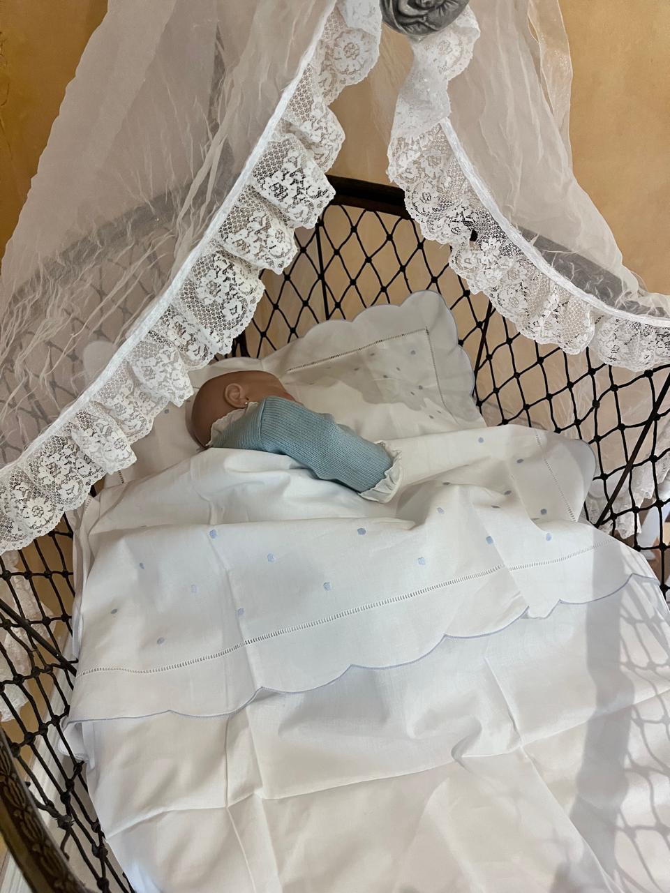 Sabanitas para Cunita o Moisés con detalle de medallita de San Benito