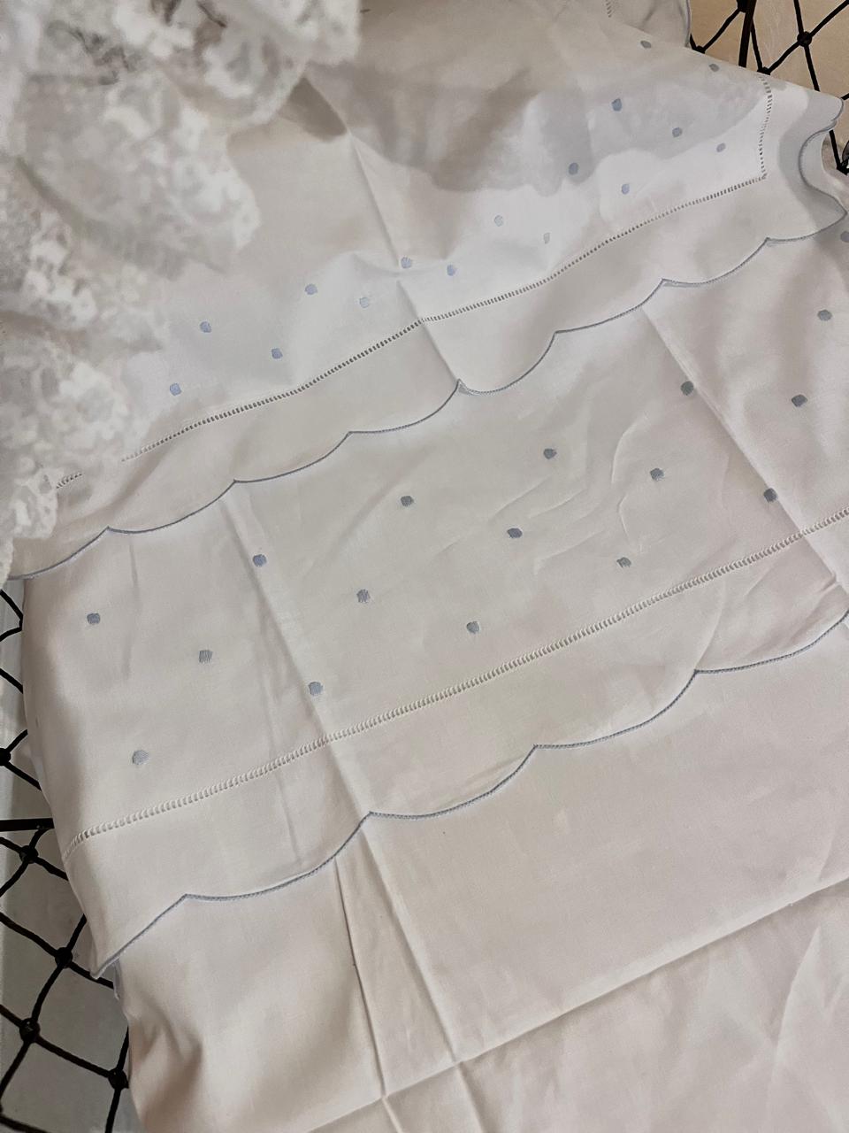 Sabanitas para Cunita o Moisés con detalle de medallita de San Benito