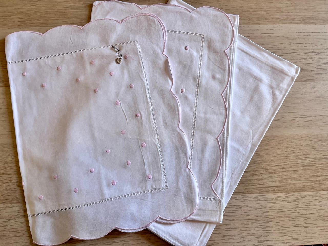 Sabanitas para Cunita o Moisés con detalle de medallita de San Benito