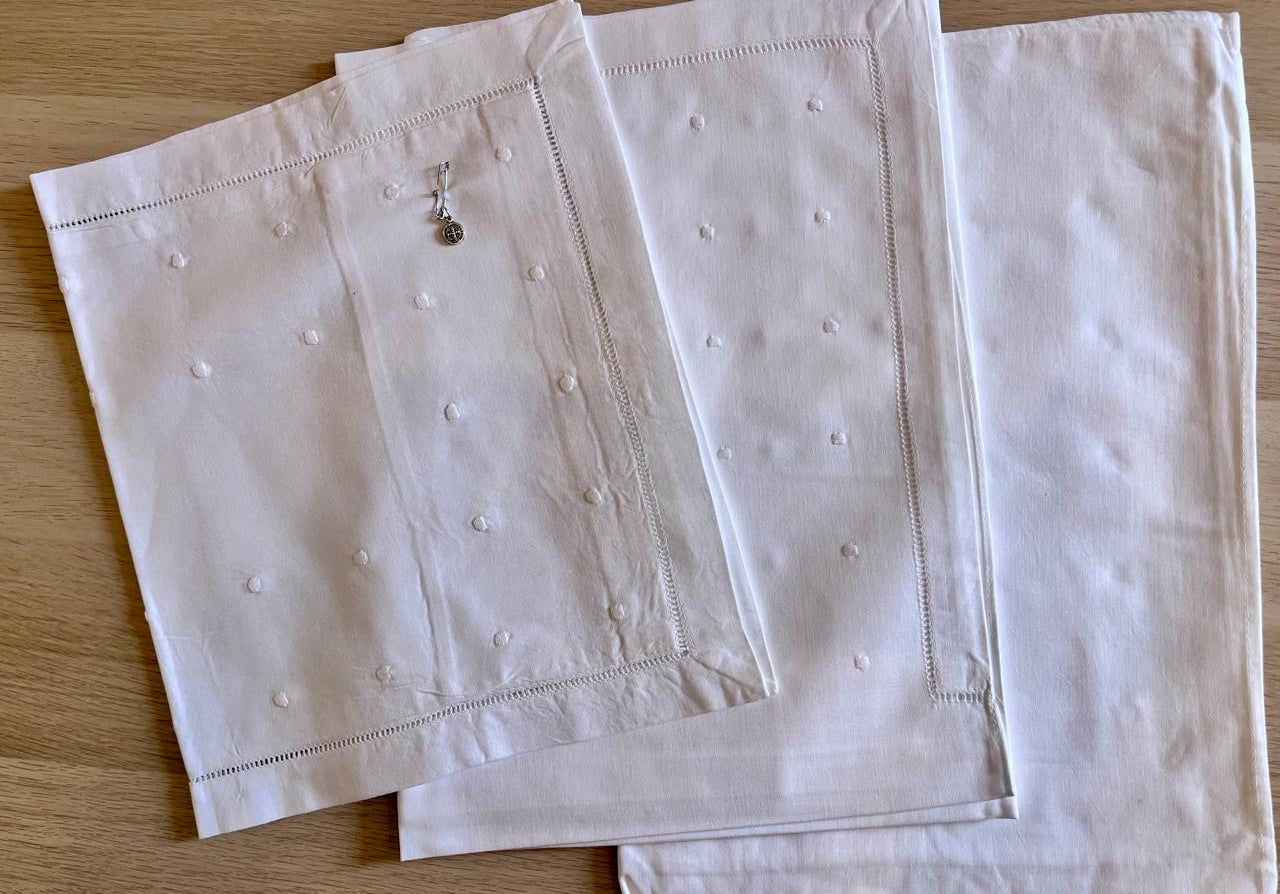 Sabanitas para Cunita o Moisés con detalle de medallita de San Benito