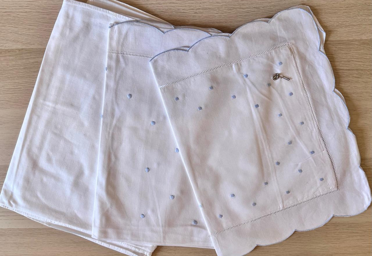 Sabanitas para Cunita o Moisés con detalle de medallita de San Benito